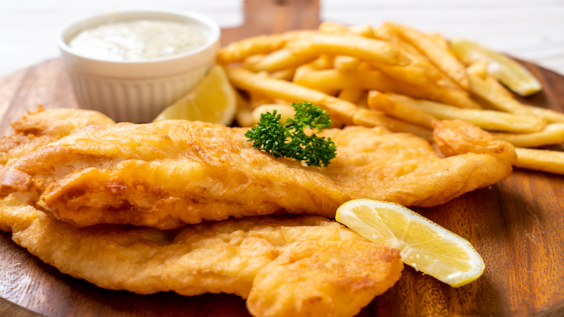 Fish and chips. Фиш энд чипс. Фиш энд чипс с соусом тартар. Рыба в кляре.